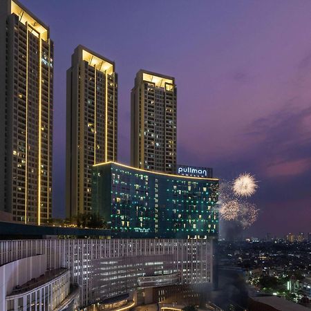 Pullman Jakarta Central Park Екстериор снимка The hotel at night