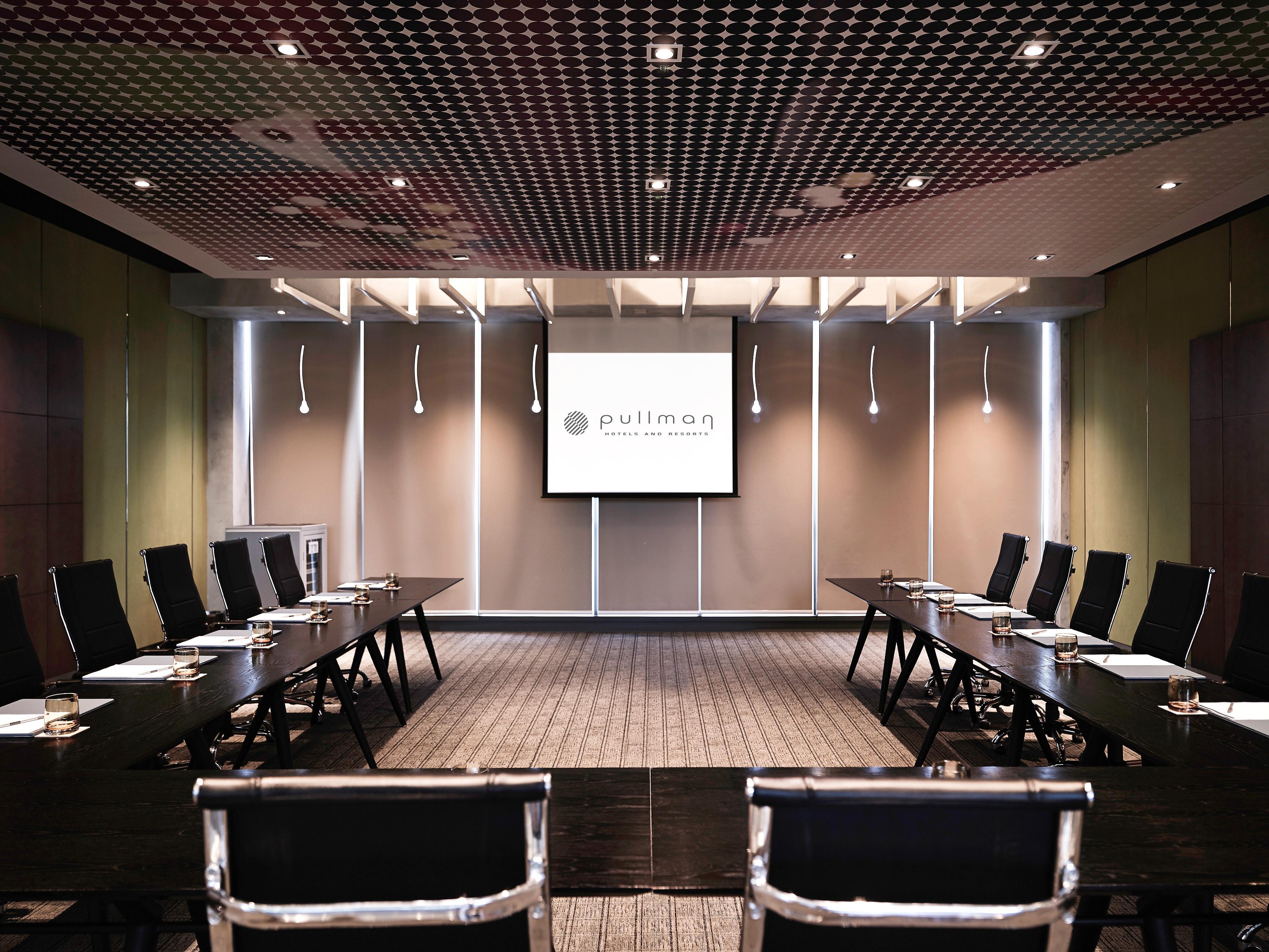 Pullman Jakarta Central Park Екстериор снимка A meeting room at the Business School