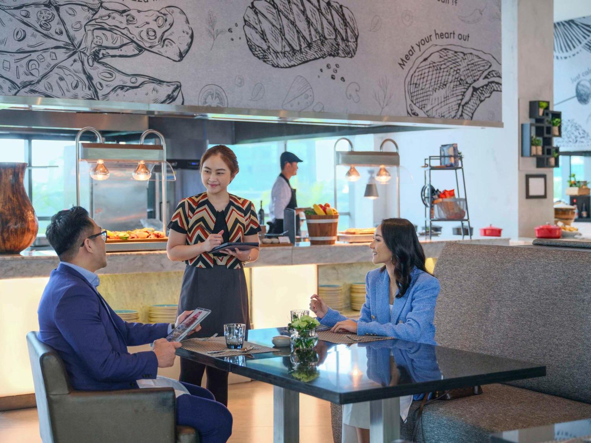 Pullman Jakarta Central Park Екстериор снимка A restaurant in a hotel