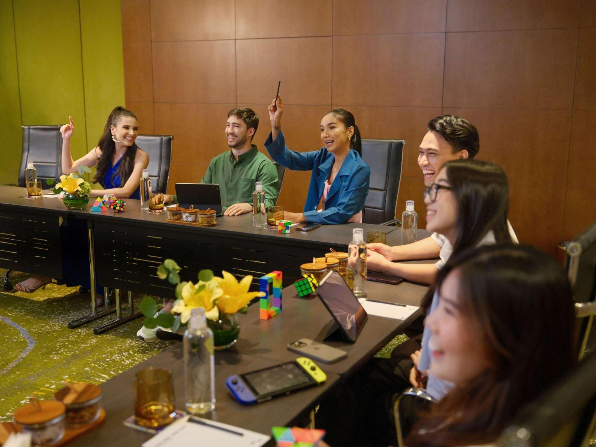 Pullman Jakarta Central Park Екстериор снимка The cast of The Gifted at the 2019 WonderCon