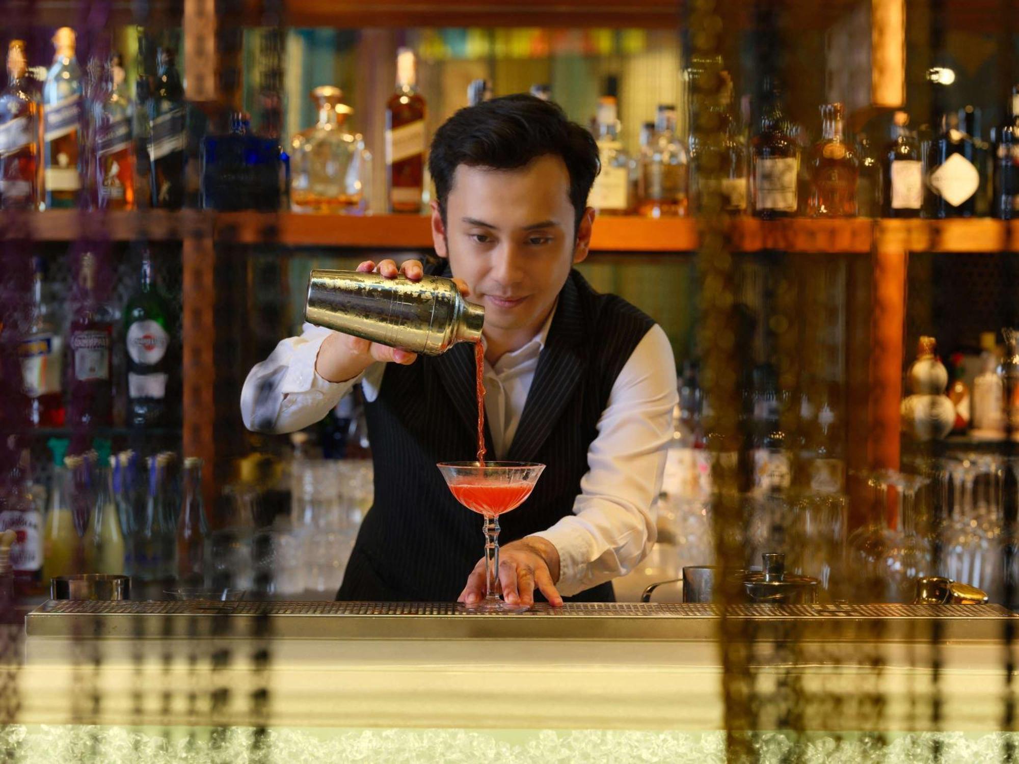 Pullman Jakarta Central Park Екстериор снимка A bartender at work