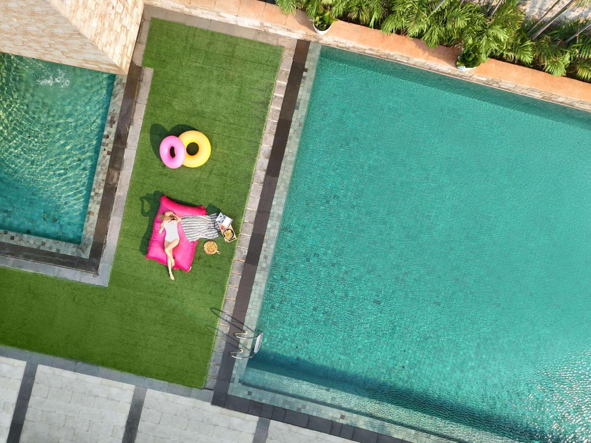 Pullman Jakarta Central Park Екстериор снимка Artificial grass for landscaping