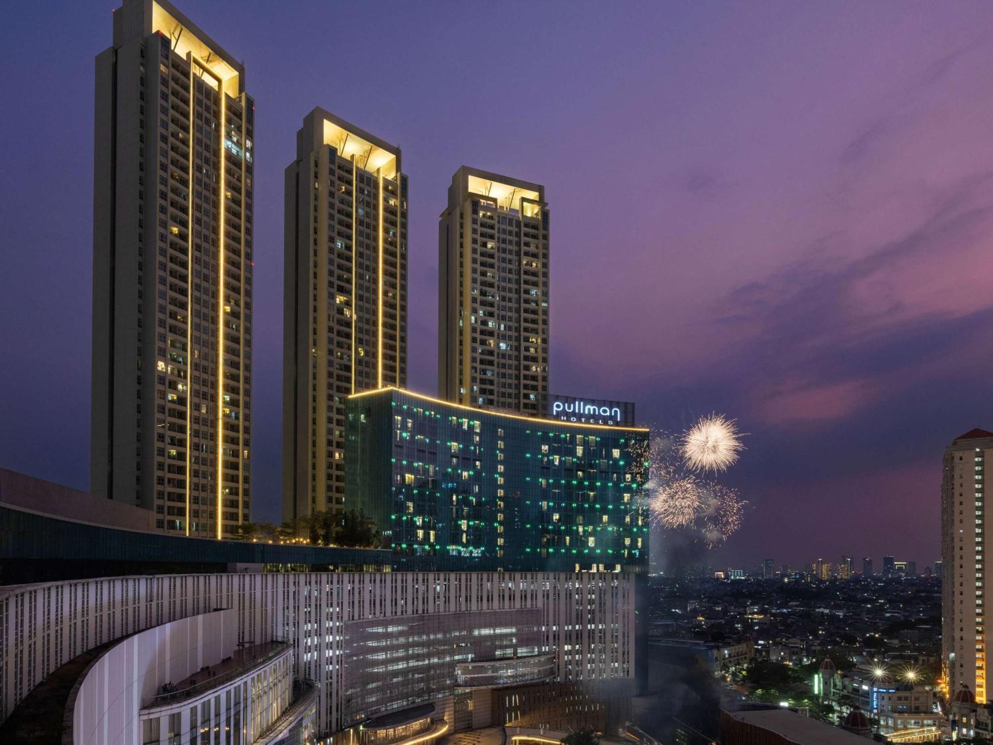 Pullman Jakarta Central Park Екстериор снимка The hotel at night