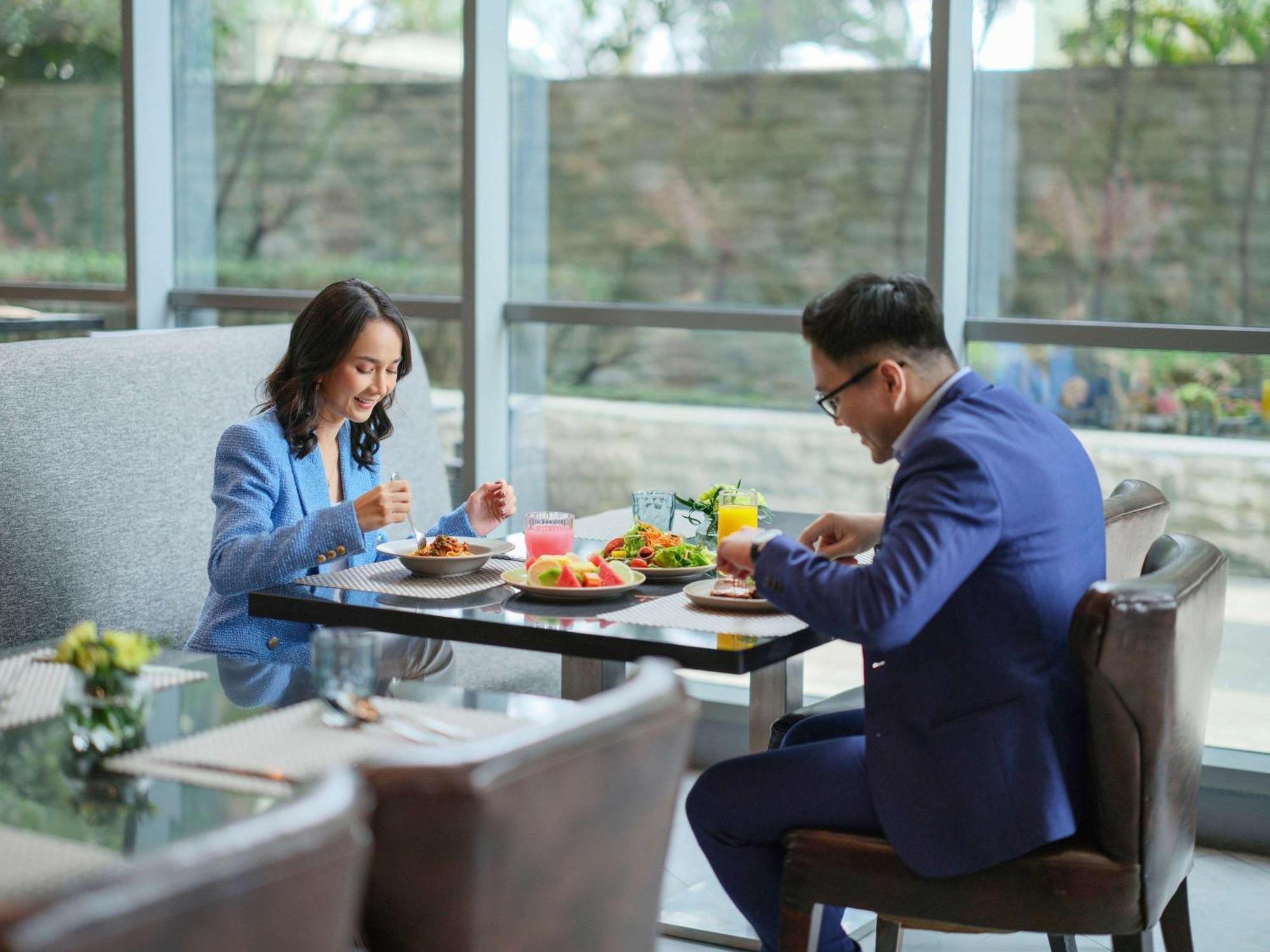 Pullman Jakarta Central Park Екстериор снимка A couple eating at a restaurant